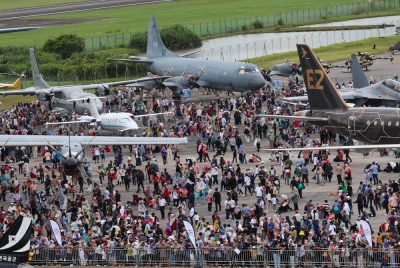 Orang ramai banjiri kawasan pameran statik di Tarmac, MIEC Langkawi untuk rasai sendiri pengalaman menyaksikan pertunjukan udara dan maritim sempena LIMA'23 hari ini. - Foto Bernama