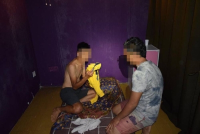 Jabatan Imigresen Malaysia membongkar kegiatan urut dan seks songsang membabitkan khidmat lelaki warga asing di sebuah premis di Kuala Lumpur, Selasa lalu.