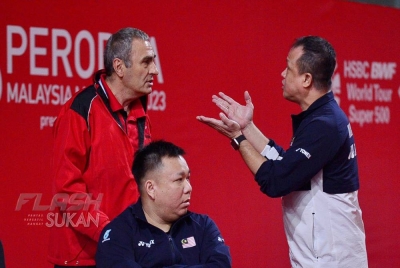 Rexy berkata sesuatu kepada Olennikov di Axiata Arena, Bukit Jalil sebentar tadi. - Foto Flash Sukan