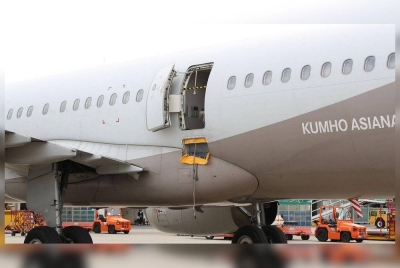 Beberapa penumpang sukar bernafas dan 12 mangsa terpaksa dihantar ke hospital sejurus pesawat itu selamat mendarat. - Foto Agensi