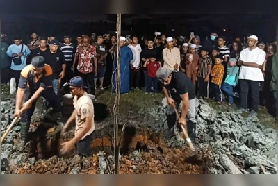 Jenazah wanita yang maut akibat dibunuh dan dibakar selamat dikebumikan di Tanah Perkuburan Islam Kampung Nelayan, Sungai Besar pada Jumaat.