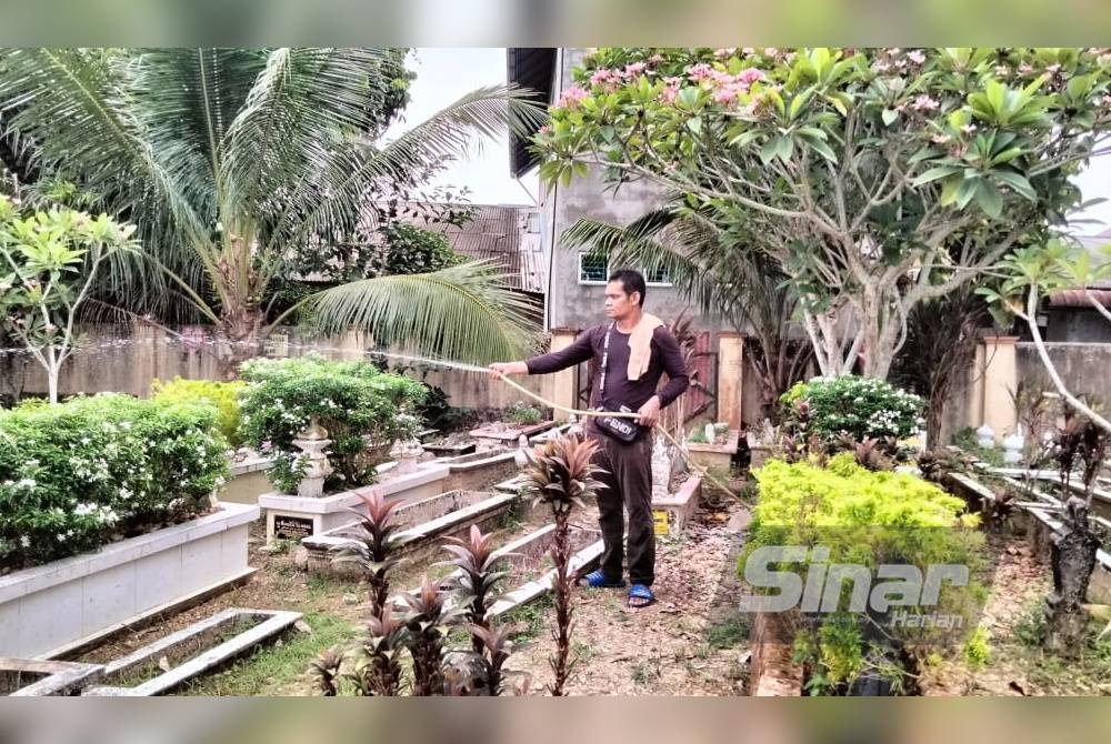 Cuaca panas ketika ini memerlukan siraman bunga dua kali sehari.