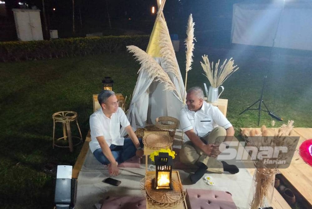 Fahmi (kiri) bersama Narendan ketika melawat persekitaran taman berkenaan.