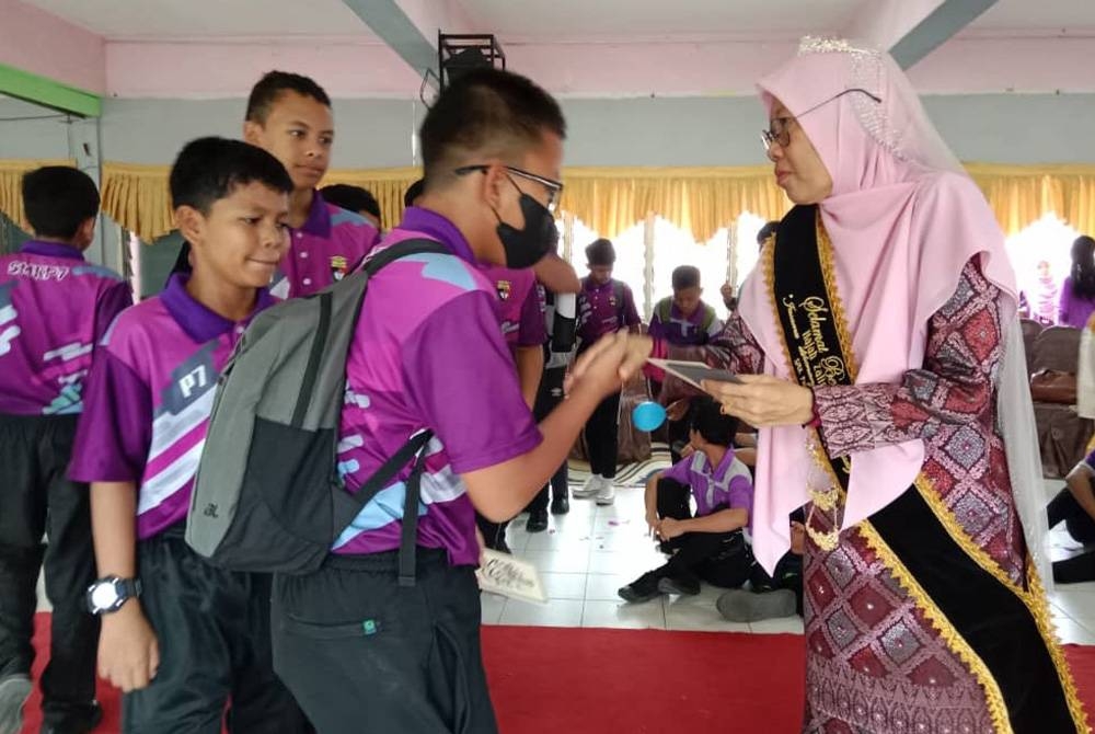 Zalina turut memberikan duit raya kepada pelajarnya pada majlis persaraannya pada Jumaat.