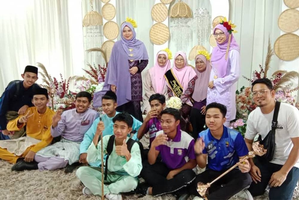 Zalina (duduk, tengah) bersama guru dan pelajarnya pada majlis persaraannya.