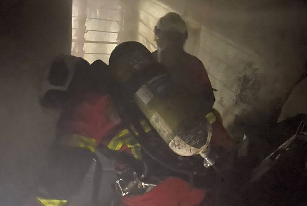 Anggota Bomba dan Penyelamat membuat 'overhaul' bagi memastikan kebakaran di sebuah rumah padam sepenuhnya.