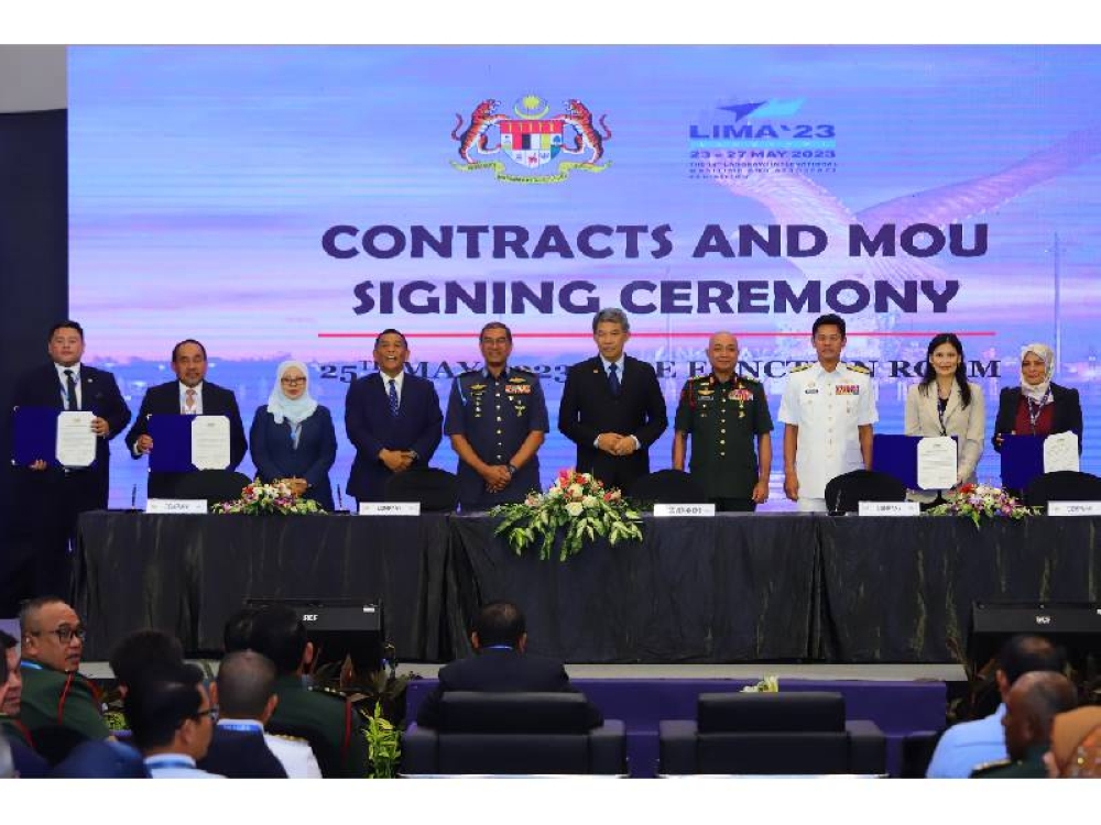 Majlis menandatangani dokumen kontrak, memorandum persefahaman (MoU), Surat Setuju Terima (SST) dan Surat Niat antara Kementerian Pertahanan yang disaksikan oleh Mohamad ( lima dari kanan) serta delegasi.