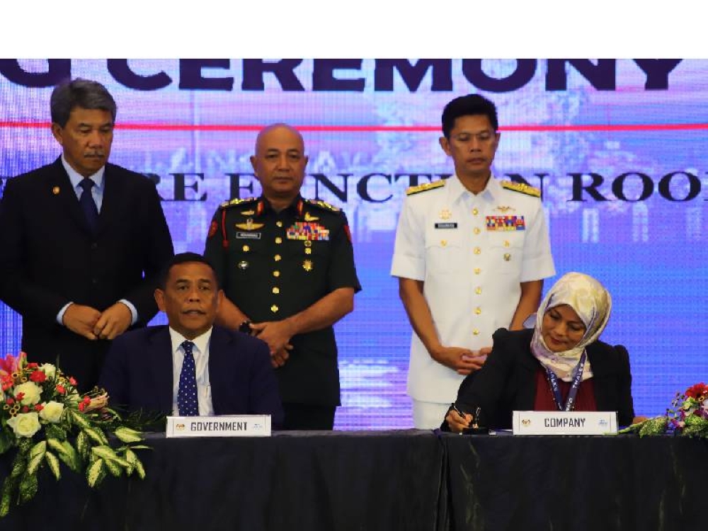 Antara wakil syarikat yang terlibat di dalam perjanjian menandatangani dokumen kontrak yang merupakan salah satu usaha menjalin kerjasama dengan Kementerian Pertahanan demi memastikan pertahanan dan kesiapsiagaan ATM berada di tahap optimum.