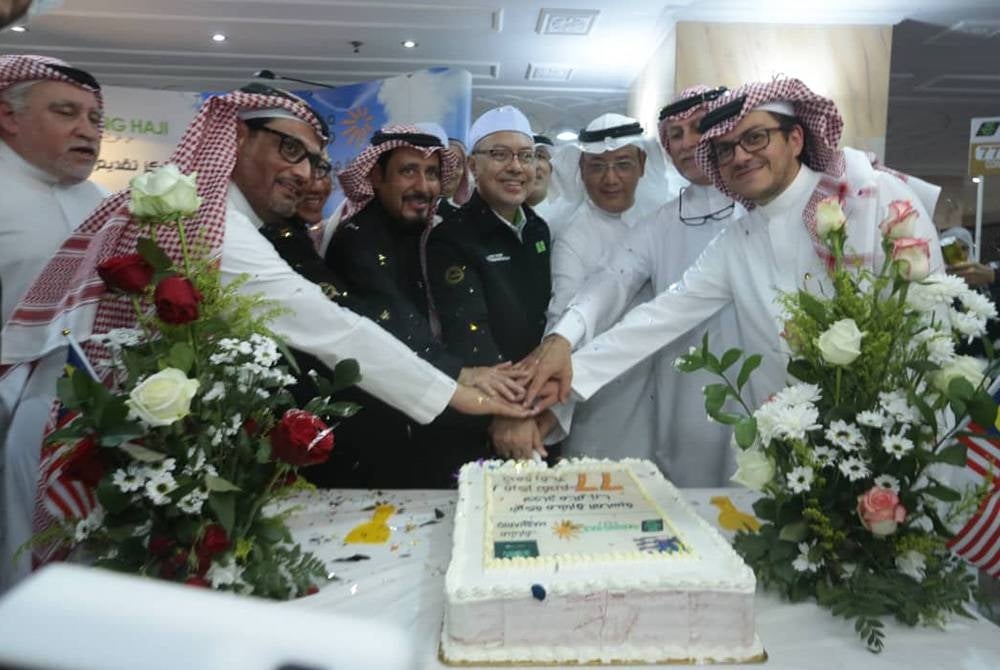 Majlis memotong kek sebagai tanda mengalu-ngalukan kehadiran jemaah haji Malaysia.