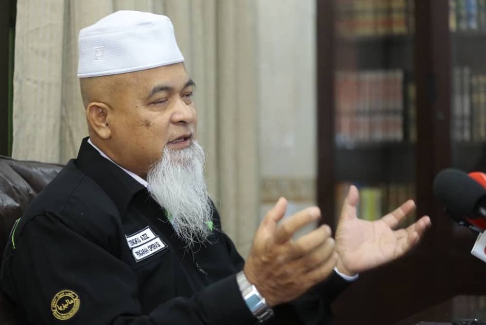 Tengku Aziz bercakap pada sidang media di Abraz Al Janadriyah Makkah.