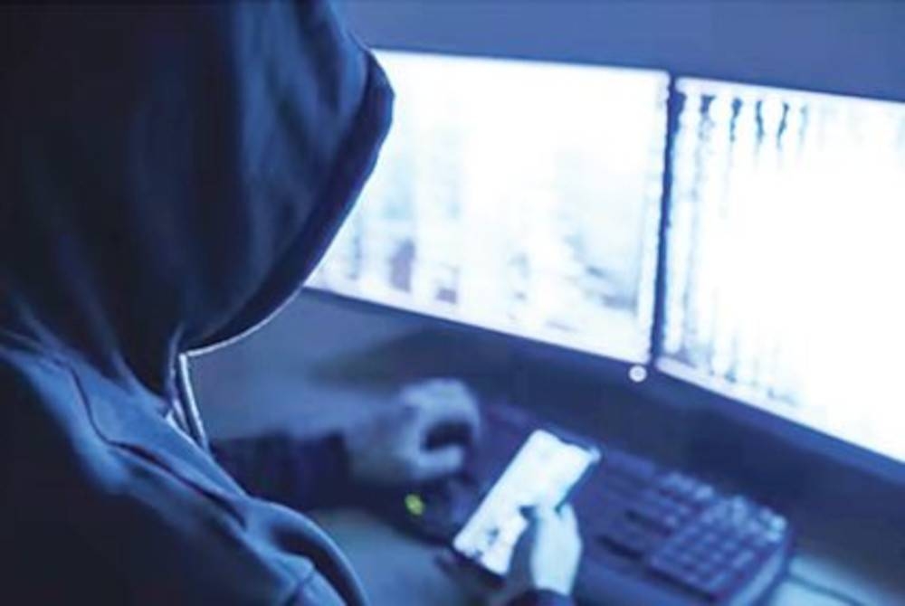 Seorang pesara kerajaan kerajaan kerugian RM129,800 setelah diperdaya sindiket 'Phone Scam' yang menyamar sebagai anggota polis.