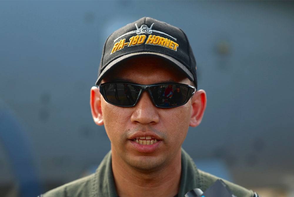 Juruterbang Tentera Udara Diraja Malaysia, Mejar Mohd Azmeel Mohd Nadzri menjalankan tugas sebagai Juruterbang FA-18D, Super Hornet yang diterbangkan khas sempena 
