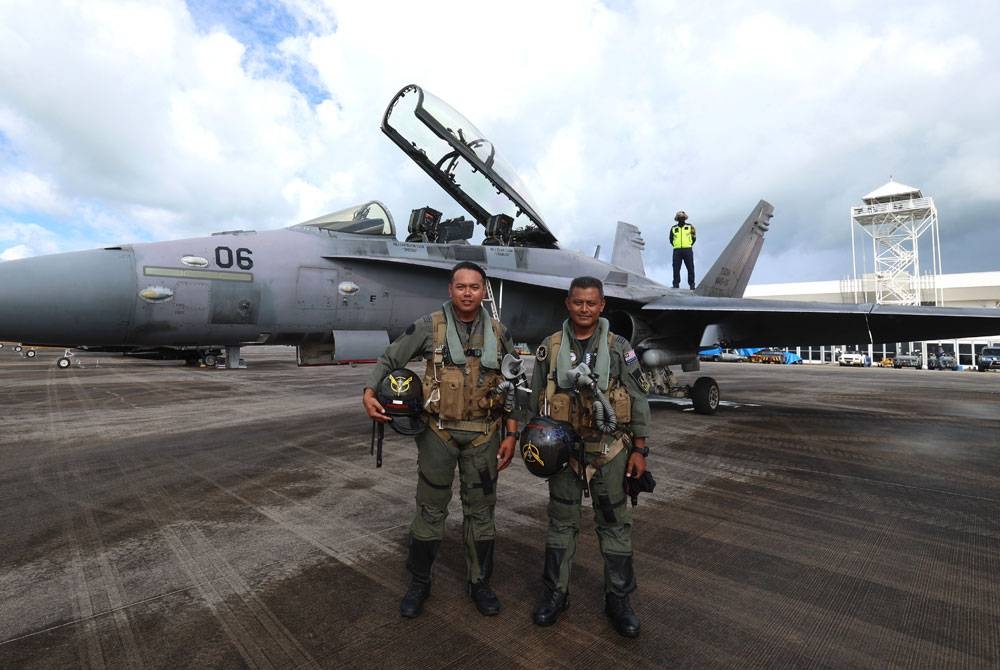 Mejar Mohd Saifirudin yang dikenali sebagai ‘speedo’ (kiri) dan Mejar Mohd Izhar yang dikenali sebagai ‘crawler’ menjalankan tugas sebagai juruterbang FA-18D, Super Hornet yang diterbangkan khas sempena 