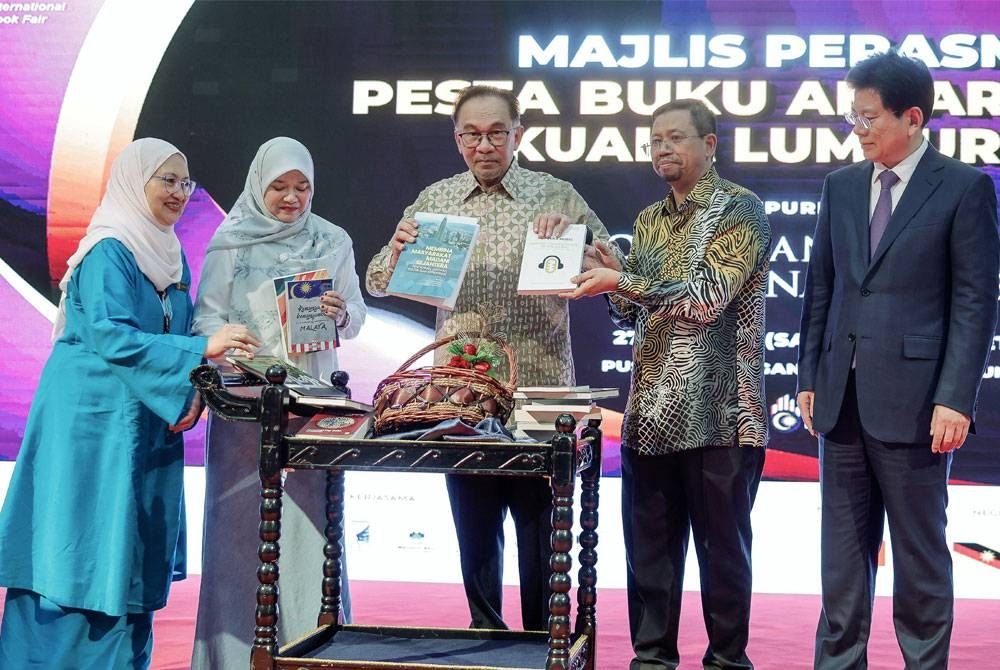 Anwar (tengah) pada gimik Perasmian Pesta Buku Antarabangsa Kuala Lumpur 2023 di Pusat Dagangan Dunia Kuala Lumpur pada Sabtu. - Foto Bernama