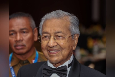 Dr Mahathir Mohammad hadiri IBR Global Maritime And Aerospace Awards 2023 di MIEC Langkawi sempena LIMA '23 malam ini. - Foto Bernama