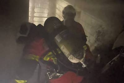 Anggota Bomba dan Penyelamat membuat 'overhaul' bagi memastikan kebakaran di sebuah rumah padam sepenuhnya.