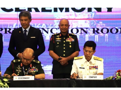 Antara wakil syarikat yang terlibat di dalam perjanjian menandatangani dokumen kontrak yang merupakan salah satu usaha menjalin kerjasama dengan Kementerian Pertahanan demi memastikan pertahanan dan kesiapsiagaan ATM berada di tahap optimum.