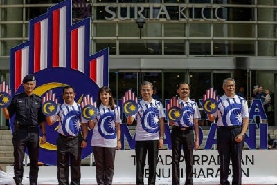 Fahmi Fadzil (tiga dari kanan) bersama Timbalannya, Teo Nie Ching (tiga dari kiri) pada majlis pelancaran logo dan tema Hari Kebangsaan dan Hari Malaysia (HKHM) 2023 di Esplanade, Taman KLCC pada Sabtu. - Foto Bernama