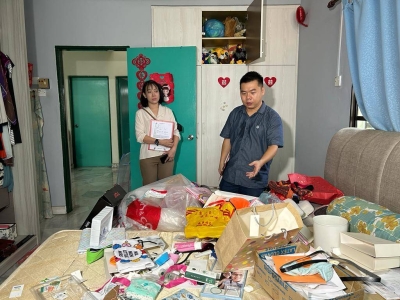 Guo Nan (kanan) menunjukkan keadaan bilik mangsa yang dipecah masuk suspek baru-baru ini. 