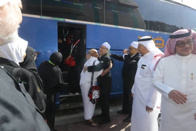 Syed Saleh (empat dari kanan) dan Adnan Hussain (dua dari kanan) menyantuni jemaah haji yang tiba di Abraz Al Janadriyah pada Jumaat.