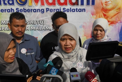 Fadhlina ketika sidang akhbar selepas merasmikan Karnival Kita Madani Daerah Seberang Perai Selatan di Kampung Sungai Duri, pada Sabtu. - Foto Bernama