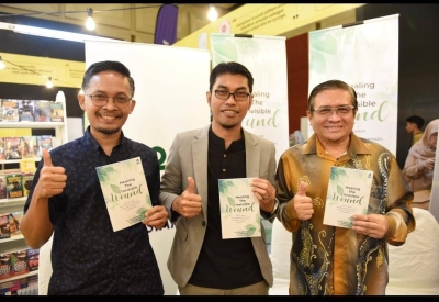 Dari kiri: Ahmad Rostam, Rozanizam, Alizi bersama buku 'Healing The Invisible Wound'.