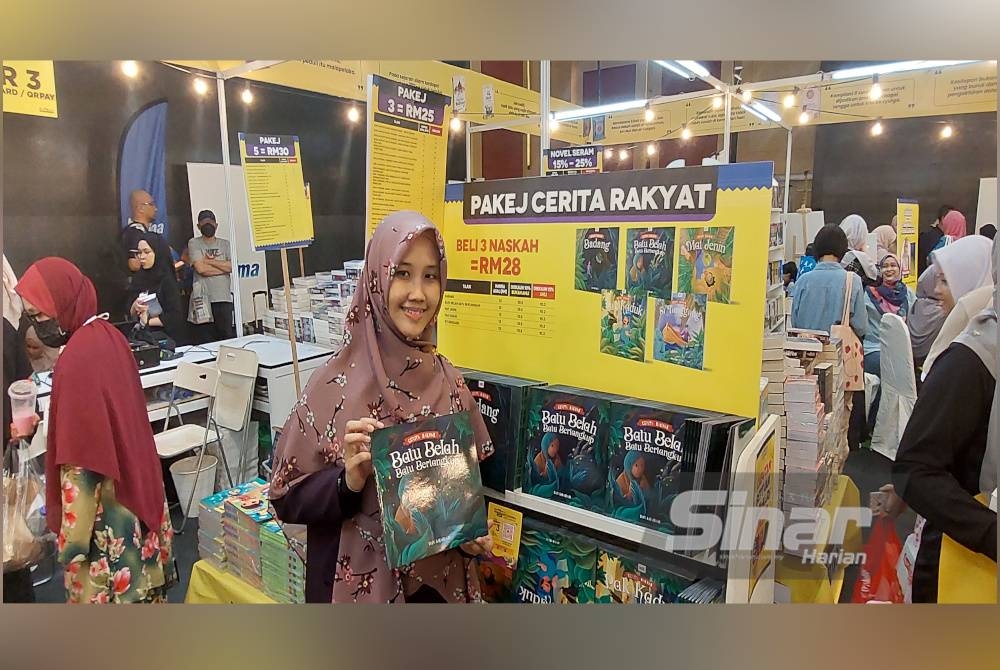 Nur Khairiah menunjukkan buku cerita kanak-kanak hasil karyanya ketika ditemui di PBAKL pada Sabtu.