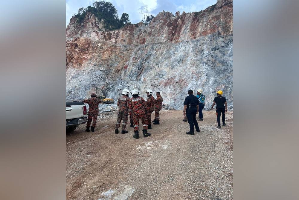 Pasukan penyelamat berada di lokasi kejadian bagi meneruskan operasi mengeluarkan mangsa yang tersepit dalam jengkaut akibat dihempap batu 10 tan di sebuah kuari di Simpang Pulai. - Foto ihsan PDRM
