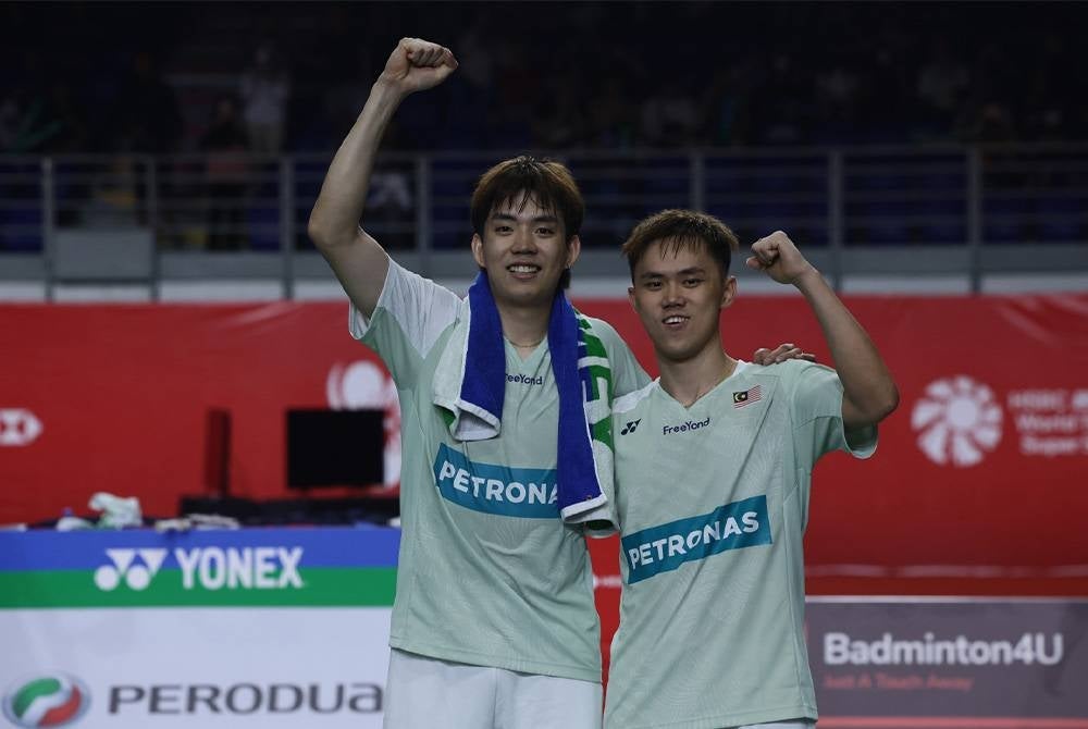 Wei Chong (kiri) dan Kai Wun meraikan kejayaan mereka mara ke final Masters Malaysia 2023 di Axiata Arena pada Sabtu. Foto: Bernama