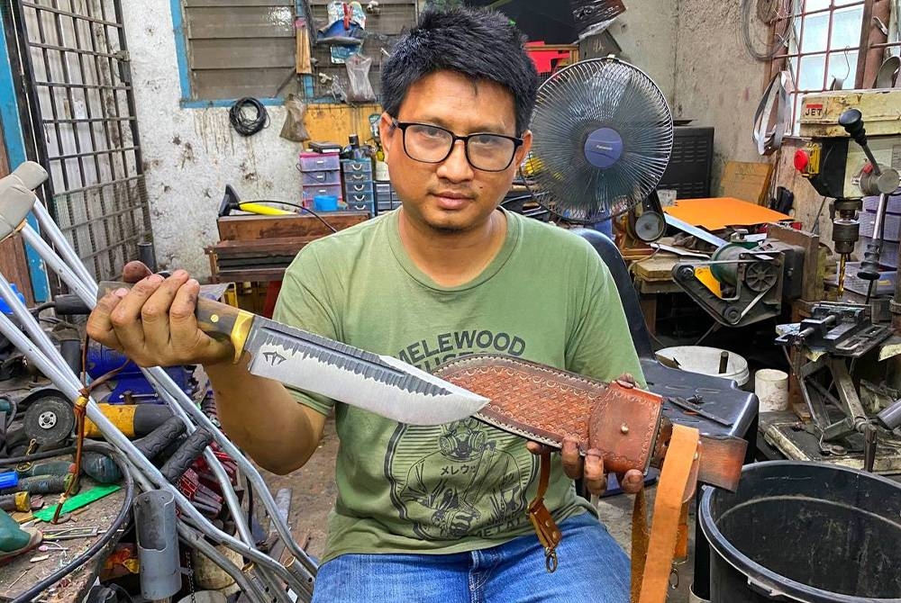Ahmad Faizzon buat pisau jenis moden berserta sarung kulit yang dijual secara dalam talian dan dikenali dengan gelaran Melewood.