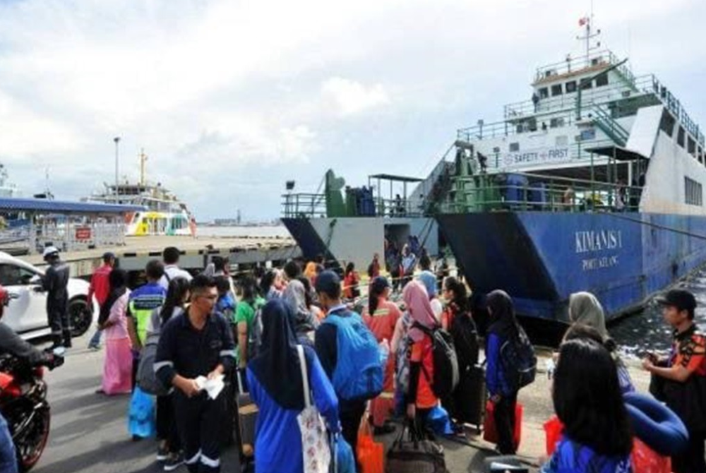 Suasana sibuk sekitar terminal feri Labuan berlaku sejak Jumaat lepas, bertepatan dengan bermulanya cuti panjang. - Foto Bernama