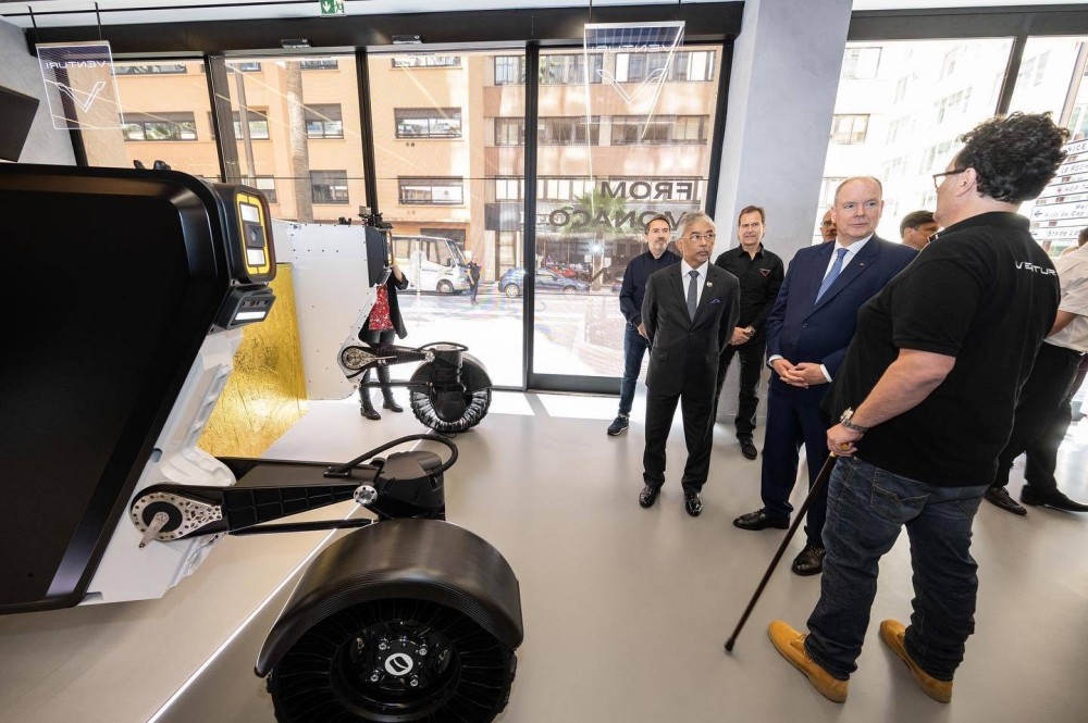 Al-Sultan Abdullah dan Putera Albert II berkenan berangkat ke majlis pelancaran Rover Lunaire Flex di ibu pejabat Venturi. - Foto Facebook Istana Negara