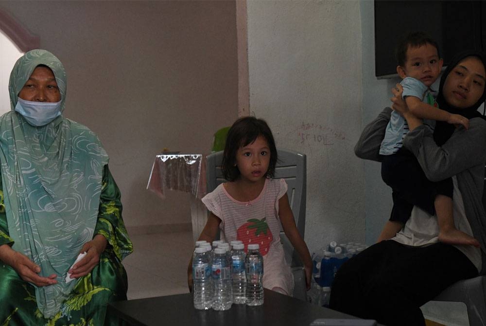 Che Tom (kiri) bersama isteri Hawari, Safiyyah dan dua anaknya, Hana Sakeena (dua, kiri) dan Haris Sufyan di kediamannya pada Ahad. - Foto Bernama