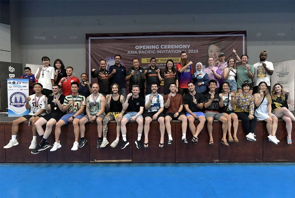 Hannah (belakang, lapan dari kanan) bergambar bersama johan kategori wanita, lelaki dan campuran 'Tri-Series' pada Majlis Penutup Kejohanan Dodgeball Jemputan Asia Pasifik (API) di Kompleks Sukan Shah Alam pada Ahad. - Foto: Bernama