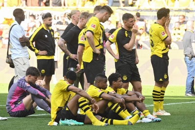 Pemain Dortmund kecewa selepas gagal menjuarai Bundesliga. FOTO: AFP