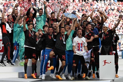 Pemain Bayern meraikan kejuaraan memenangi Bundesliga. FOTO: AFP