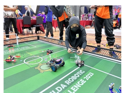 Pelajar generasi baharu FELDA dari SK Sahabat 4 ketika pertandingan FELDA Robotic Challenge 2023