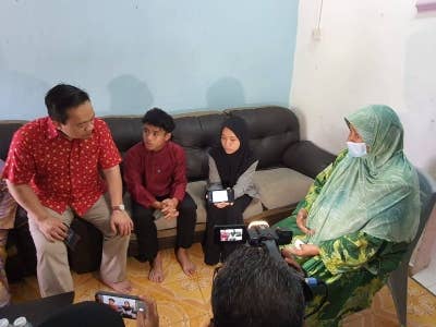 Wan Saiful (kiri) ketika berkunjung ke kediaman Saffiyah (dua dari kanan) bagi bertanya khabar di samping mendapatkan maklumat terkini berhubung Muhammad Hawari.