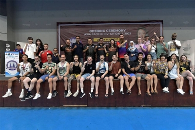 Hannah (belakang, lapan dari kanan) bergambar bersama johan kategori wanita, lelaki dan campuran 'Tri-Series' pada Majlis Penutup Kejohanan Dodgeball Jemputan Asia Pasifik (API) di Kompleks Sukan Shah Alam pada Ahad. - Foto: Bernama