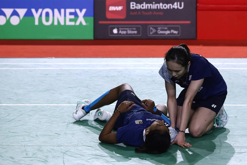 Reaksi Pearly-Thinaah selepas tewas kepada pemain Korea Selatan, Baek Ha Na dan Lee So Hee pada perlawanan akhir kejohanan Perodua Malaysia Masters 2023 di Axiata Arena Bukit Jalil pada Ahad. - Foto Bernama