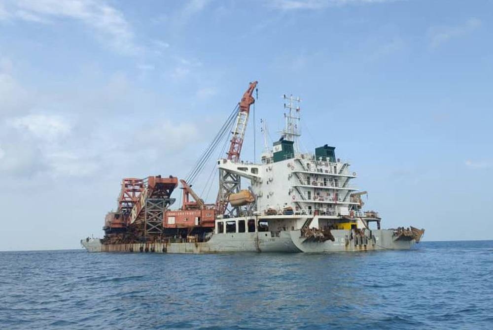 Maritim menahan sebuah kapal pengangkut dari China kerana bersauh tanpa kebenaran Jabatan Laut di Tanjung Siang, Kota Tinggi, pada Ahad