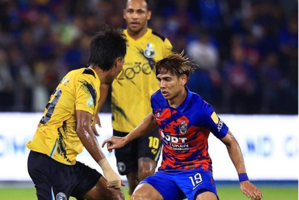 Pertahanan Pulau Pinang cuba mengekang pergerakan pemain ganti an JDT, Akhyar Rashid (tengah), pada aksi suku akhir Piala FA 2023 di Stadium Sultan Ibrahim pada Ahad.