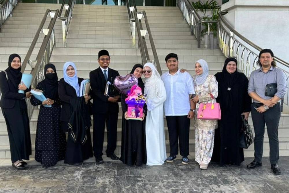 Ahli keluarga yang hadir di Mahkamah Syariah Kota Bharu.