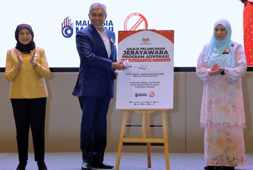 Ahmad Zahid ketika merasmikan Majlis Pelancaran Jerayawara Advokasi Anti Gangguan Seksual di sebuah hotel pada Isnin. - Foto Bernama