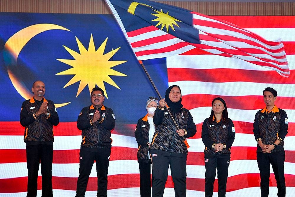 Menteri Belia dan Sukan, Hannah Yeoh menyaksikan Ketua Kontinjen (CDM) Malaysia Syahieda Mat Shah mengibarkan Jalur Gemilang pada Majlis Penyerahan Jalur Gemilang Kontijen Malaysia Ke Temasya Sukan Para ASEAN Kali ke-12, Cambodia 2023 di Stadium Bukit Jalil hari ini.