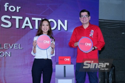 Farid dan Fa'izah pada simbolik pelancaran kerjasama strategik antara redONE dan Prasarana. - FOTO SINAR HARIAN/MOHD HALIM ABDUL WAHID