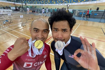 Azizulhasni (kiri) bersama Fadhil meraih kejayaan membanggakan dalam Kejohanan Piala Trek Antarabangsa Hong Kong II yang berakhir pada Ahad. - Foto: FB Azizulhasni Awang.