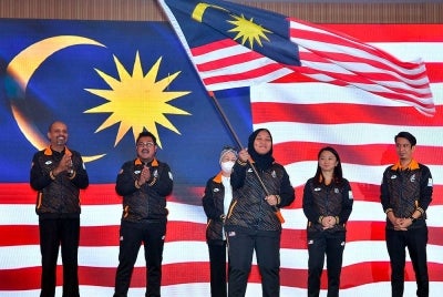 Menteri Belia dan Sukan, Hannah Yeoh menyaksikan Ketua Kontinjen (CDM) Malaysia Syahieda Mat Shah mengibarkan Jalur Gemilang pada Majlis Penyerahan Jalur Gemilang Kontijen Malaysia Ke Temasya Sukan Para ASEAN Kali ke-12, Cambodia 2023 di Stadium Bukit Jalil hari ini.