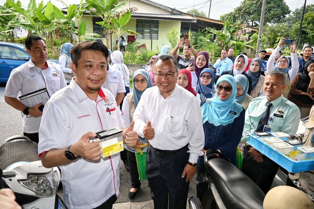 Lukanisman (kiri) ketika Projek Pelepasan Nyamuk Berwolbachia Taman Bemban Jaya pada Selasa.