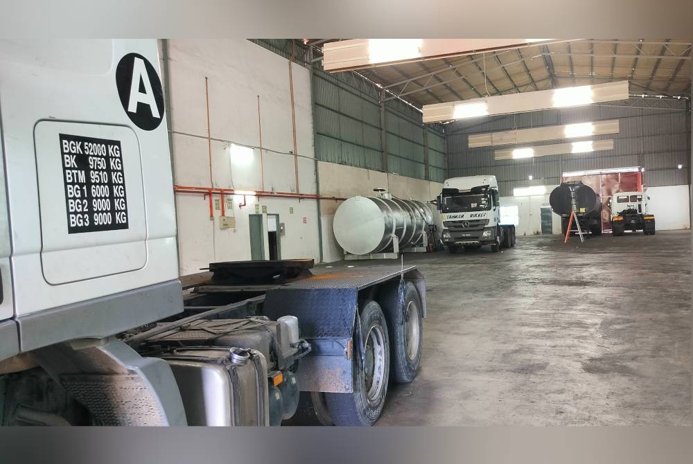 Tiga lori prime mover yang disyaki digunakan sindiket untuk mengumpulkan diesel bersubsidi dari stesen minyak sekitar daerah ini bagi tujuan diselewengkan.